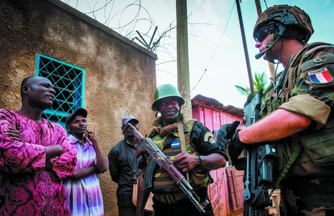 Les soldats français du GTIA Savoie patrouillent quotidiennement dans Bangui, la capitale centrafricaine, avec les unités de la MISCA et de la gendarmerie locale.