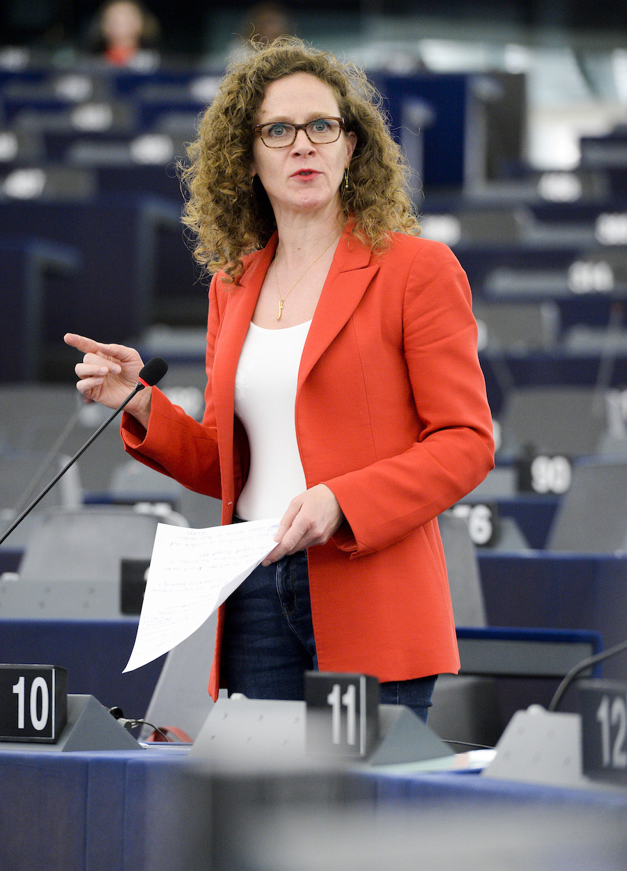 La députée Sophia in 't Veld intervenant à la tribune.