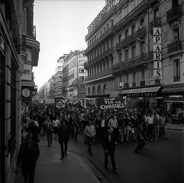 Cortège de manifestants qui défilent rue Alsace-Lorraine (juin 1968) 