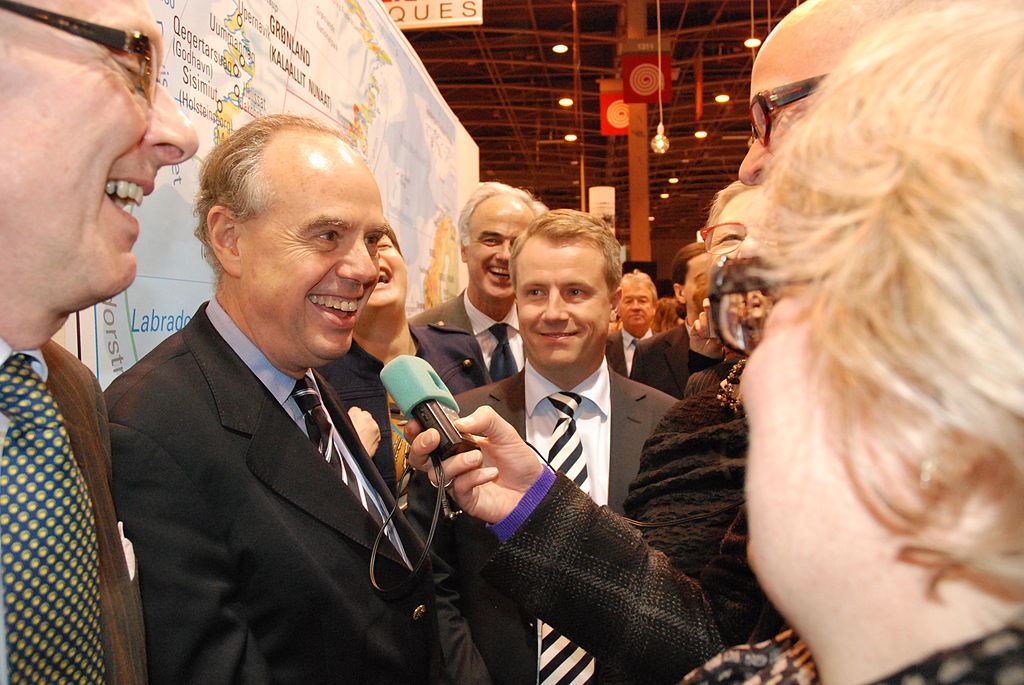 1024px Frankrikes kulturminister og Finlands statssekretaer for kultur pa den nordiske standen pa Salon du Livres i Paris, mars